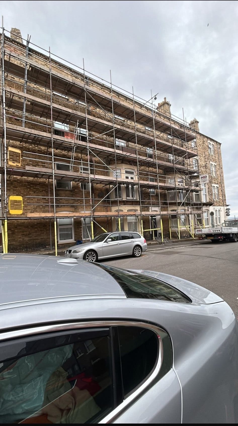 Large-building access scaffolding